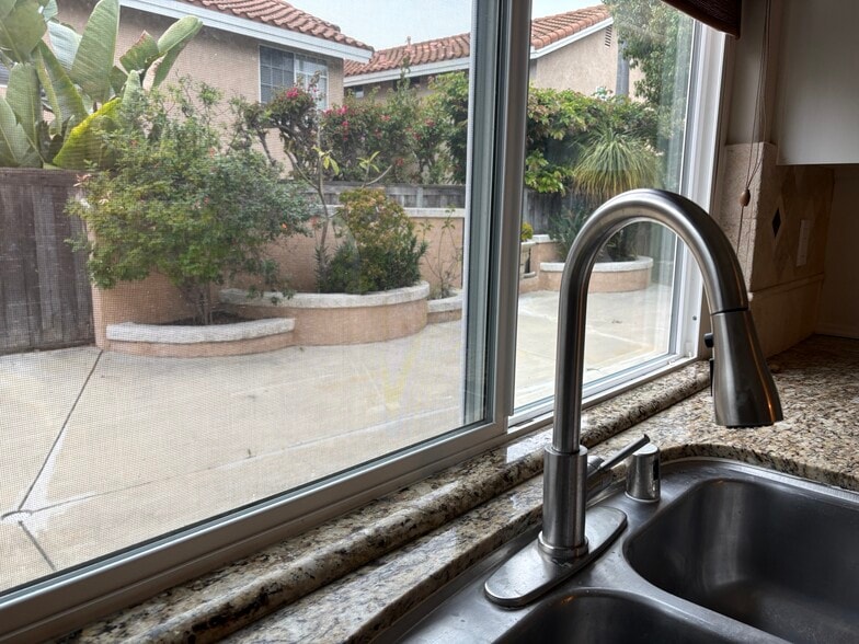 Kitchen looking out to backyard - 30061 Whitecap