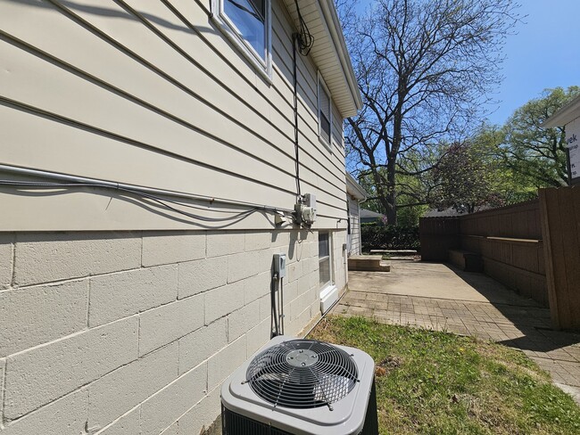 Building Photo - 711 Warwick Ave