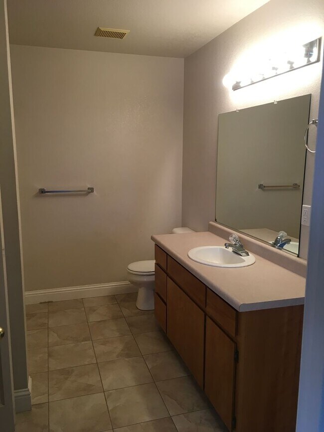 Building Photo - 819 Cally Ct