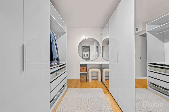 Building Photo - 425 E 13th St