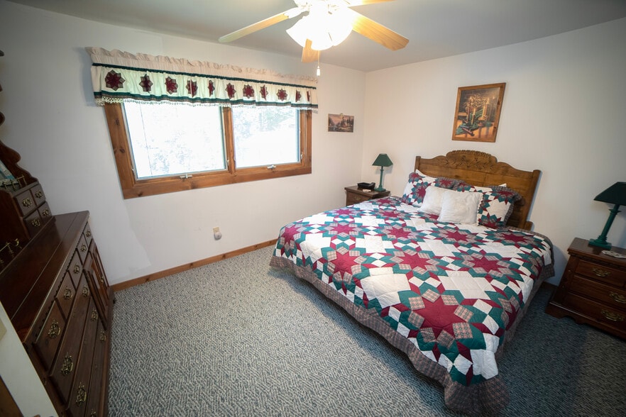 Master bedroom with king bed and vanity - 6 Sandy Cv