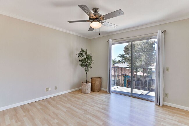 Building Photo - Talmadge : spacious 2 bed, 2 ba top floor condo