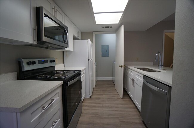 Building Photo - 9100 Mountain Ridge Dr