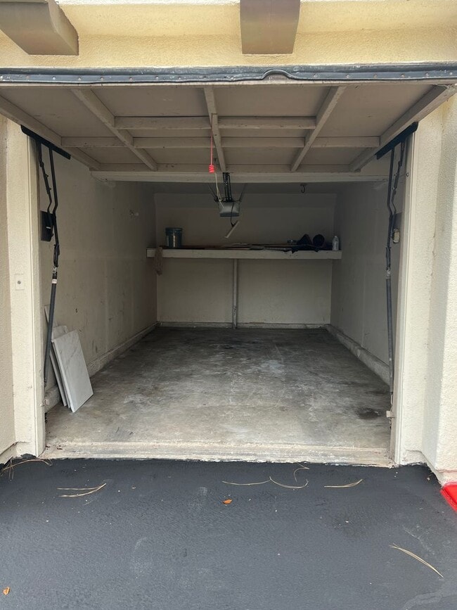 Building Photo - Private End Unit with New Kitchen