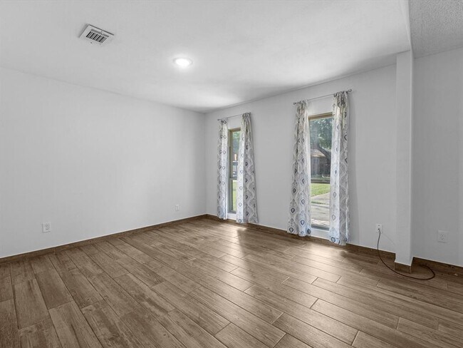 Building Photo - 12114 Creekside Dr