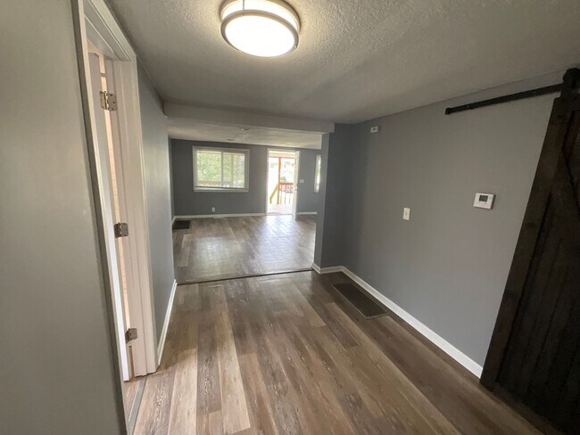 Building Photo - 2 bedroom with amazing yard!