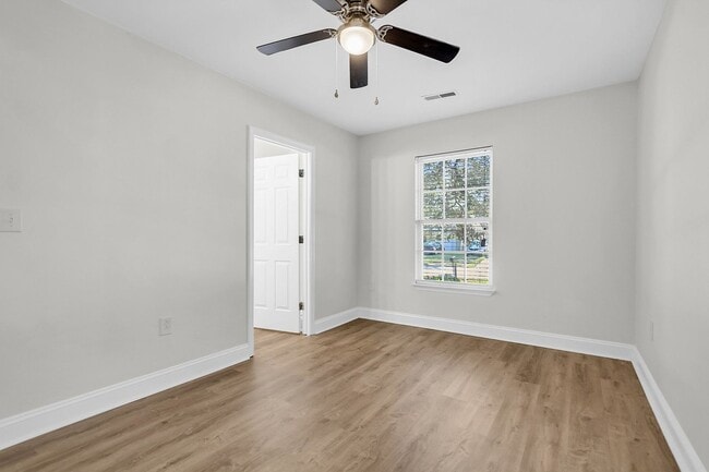 Building Photo - Beautiful 3/2 located in Central Mount Pleasant!