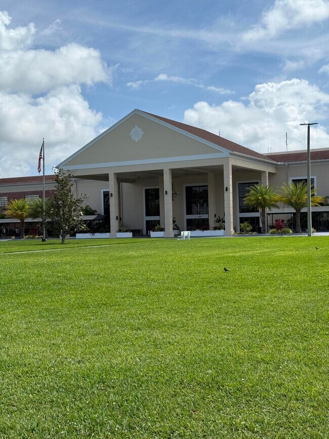 Building Photo - 1066 Ainslie Dr