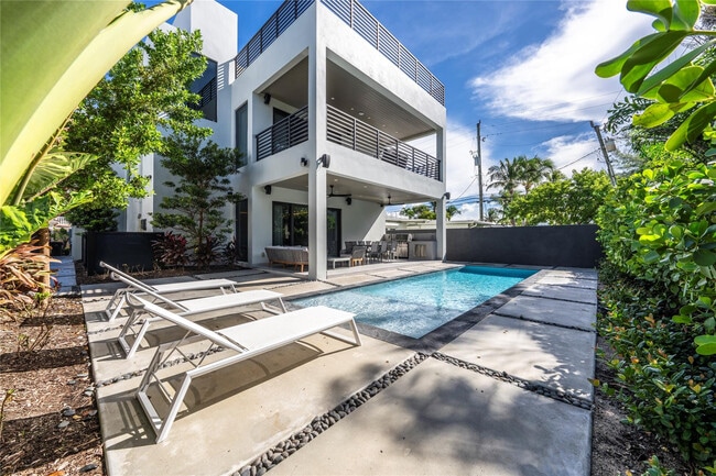 Building Photo - 3320 NE 17th St