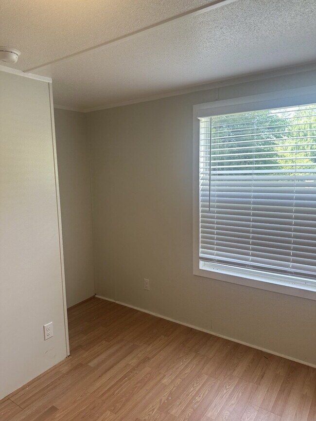 Building Photo - "Charming 2-Bed, 2-Bath Mobile Home in Hendersonville -206 Friendly Circle Awaits!"