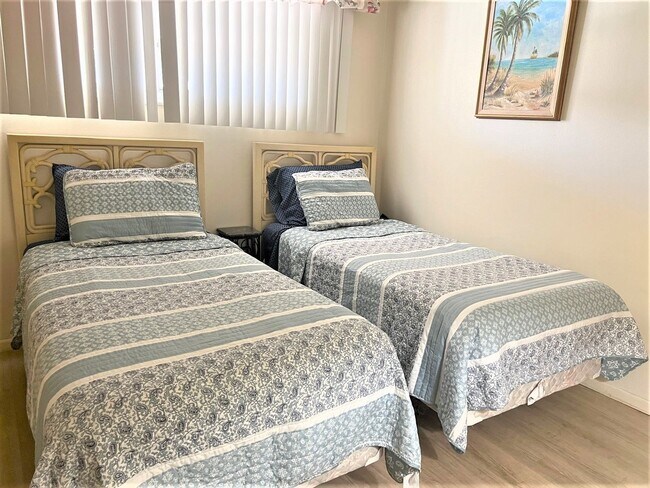Building Photo - 2BR/2BA Ground Level Condo in Venice Ave C...