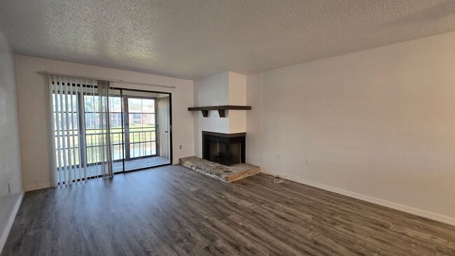 Building Photo - Nice 2/2 in the Gated East Lake Woodlands community