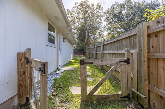 Building Photo - Newly Remodeled Fairhope Cottage Near Downtown!