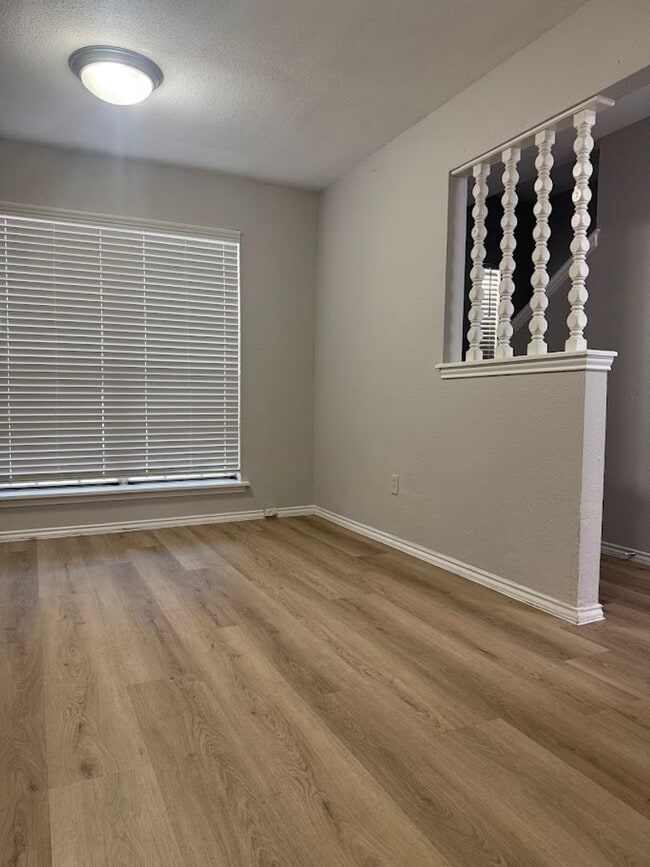 Building Photo - River Crossing - 2BD Townhome - Two Story - Near Downtown - Full Laundry - Small Yard - Reserved ...