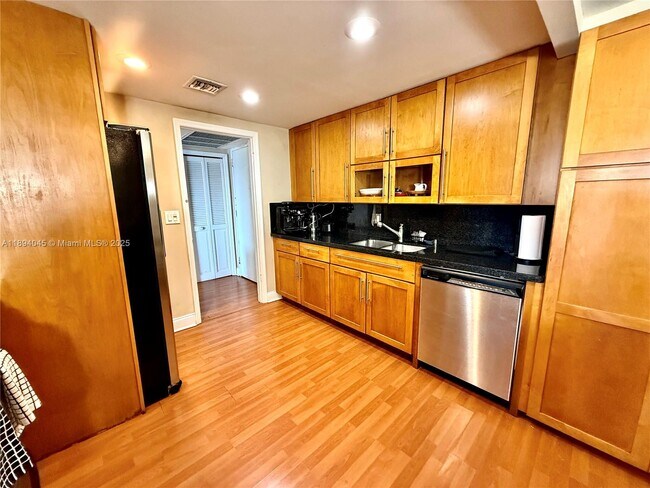 Building Photo - 1800 NE 114th St