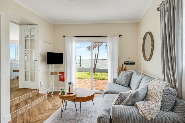 Building Photo - Gorgeous Riverfront 3/2 with dock!!