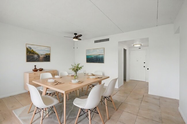 Building Photo - Costa Vue