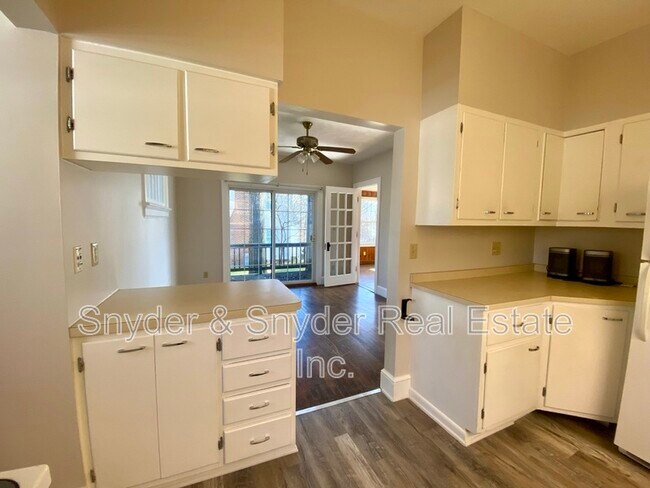 Building Photo - 623 Doris Ave