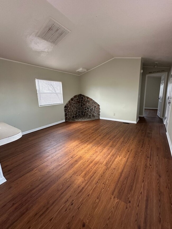 Building Photo - 2 Bed, 2 bath