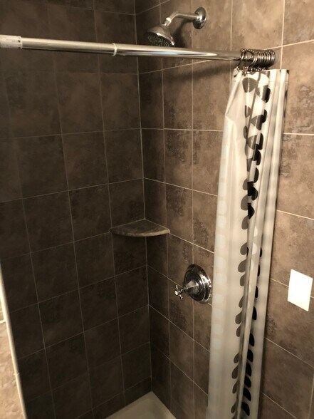Standup shower - 361 Chestnut Ave