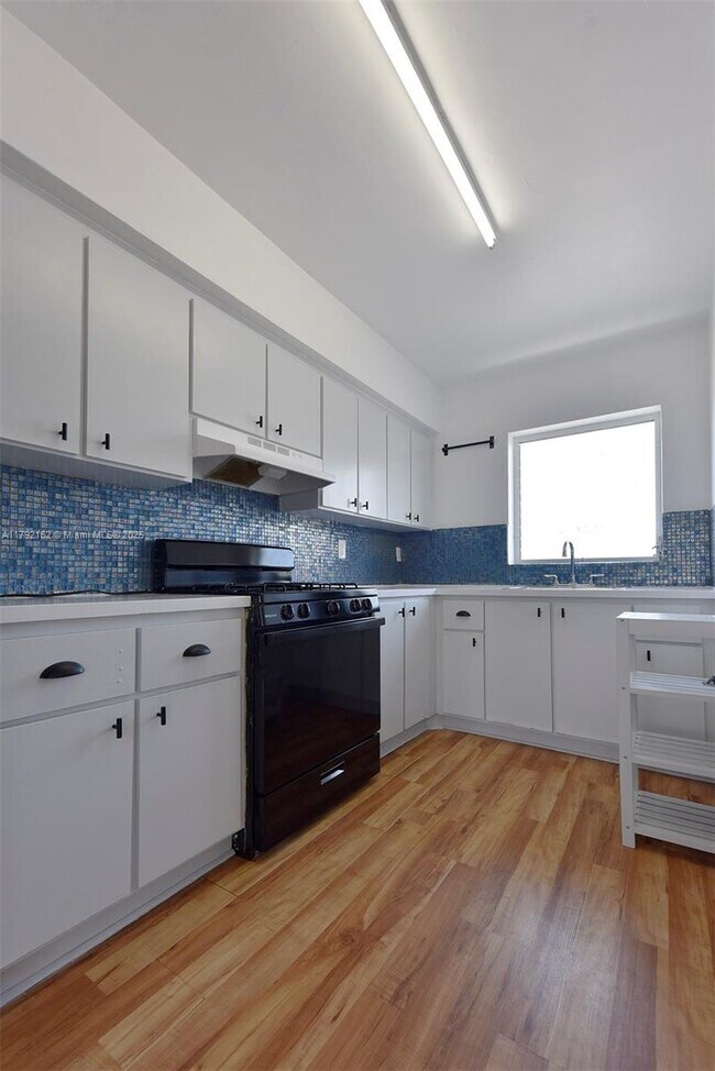 Building Photo - 2250 Bay Dr
