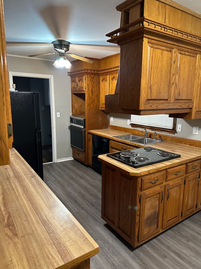 Building Photo - Newly Renovated 4 br/2ba Home in -Steps Aw...