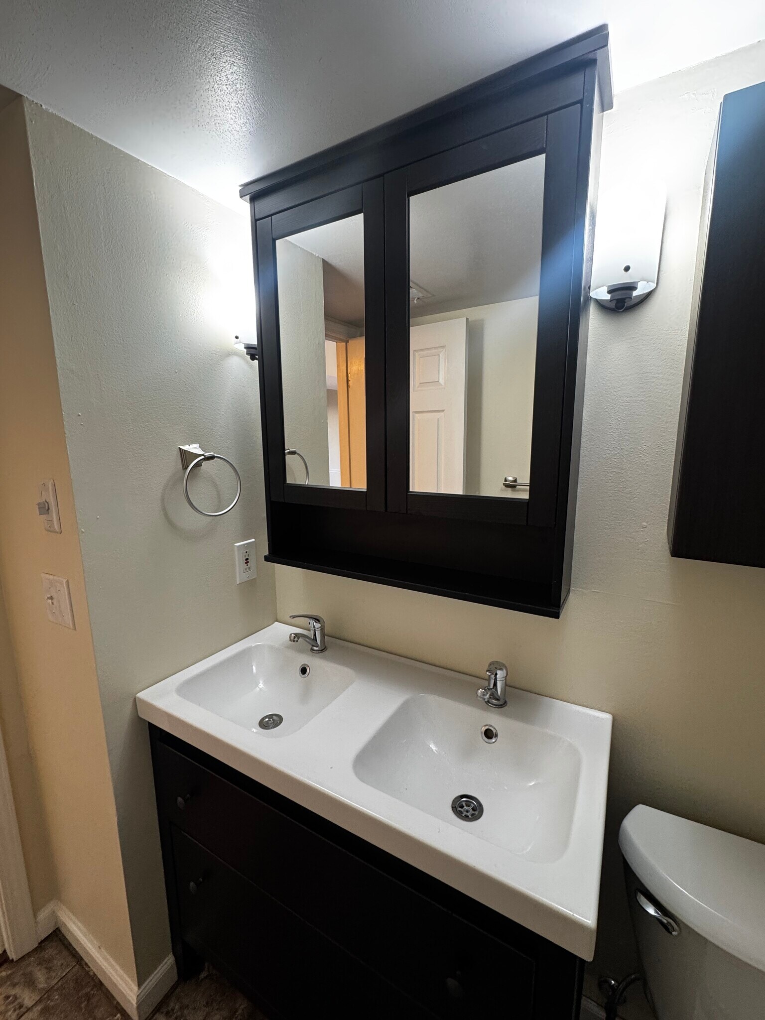 Building Photo - 1508 E Swan Cir