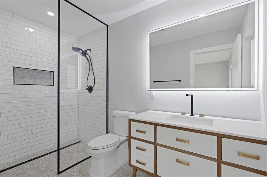 Building Photo - 2000 SE 26th Ave