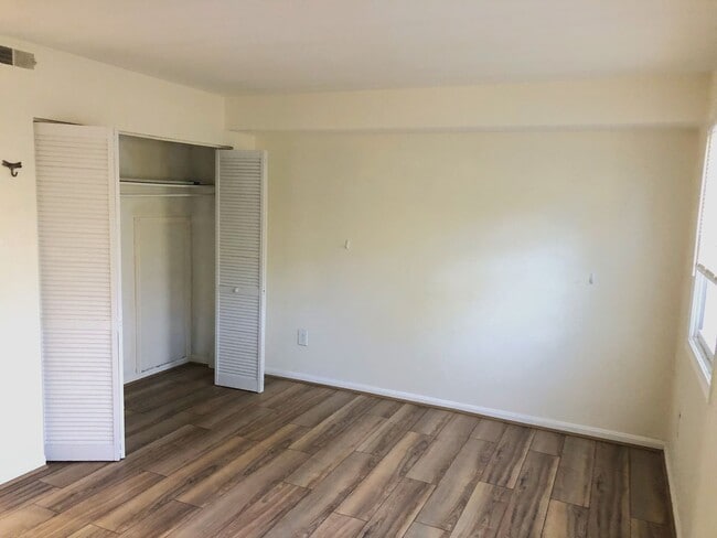 Building Photo - Nicely Updated Terrace Level  1/1 condo