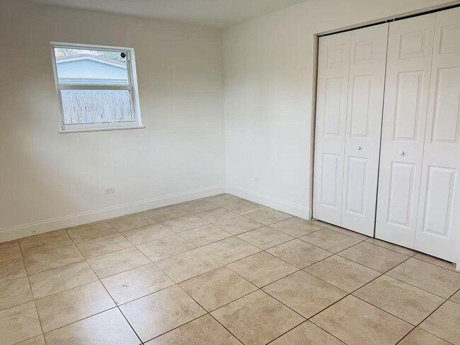 Building Photo - 6250 SW 39th St