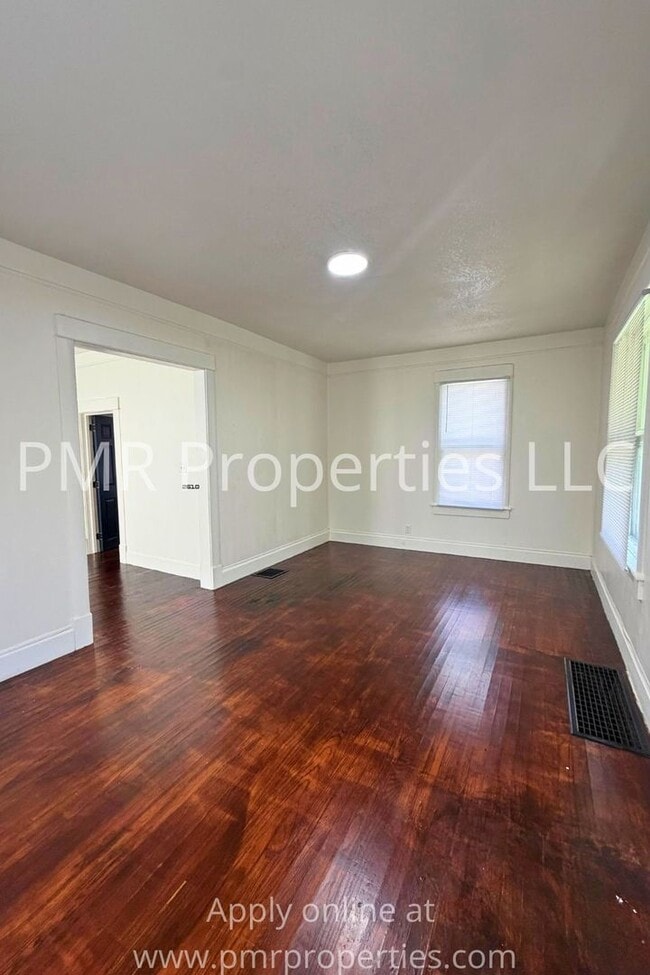 Building Photo - 2 Bedroom/ 1 Bathroom House