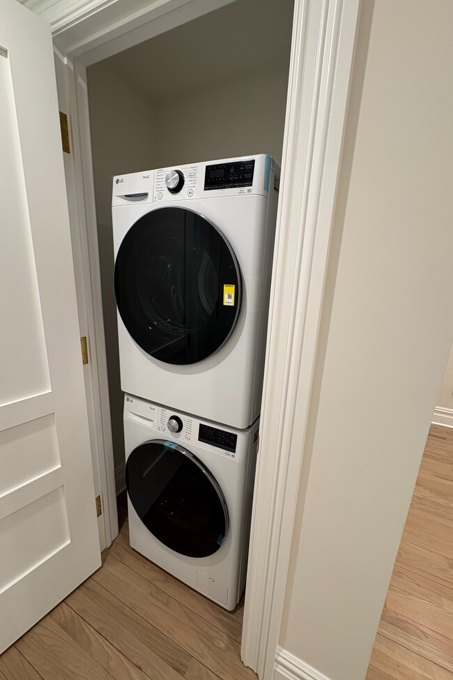 Building Photo - 468 Henry St