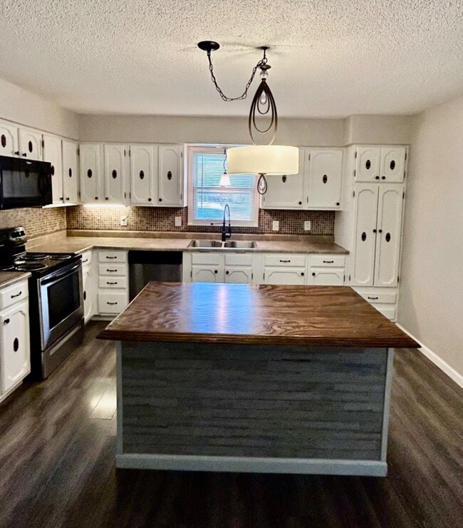 Building Photo - 825 David Ln