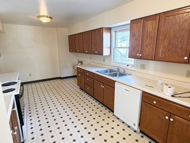 Building Photo - 3-Bedroom, 1-Bath Home with Off-Street Parking