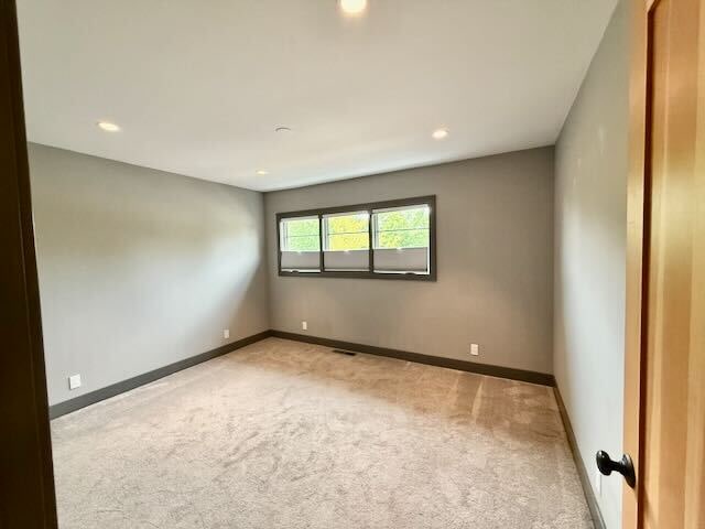 Building Photo - 2594 Roosevelt Ave