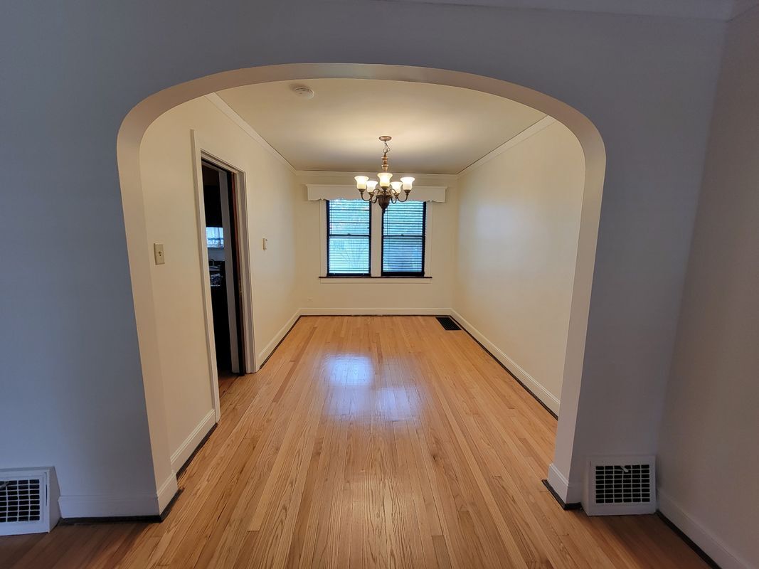 Building Photo - 10529 S Eberhart Ave