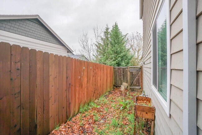 Building Photo - THREE BEDROOM TOWNHOME IN HAZEL DELL