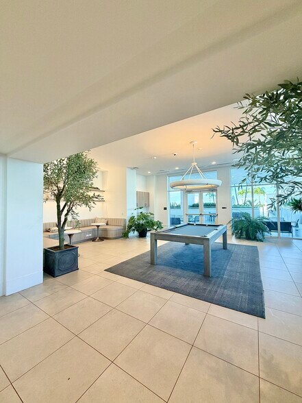 Building Photo - 2000 N Bayshore Dr