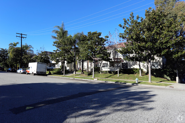 Primary Photo - Courtyard Apartments