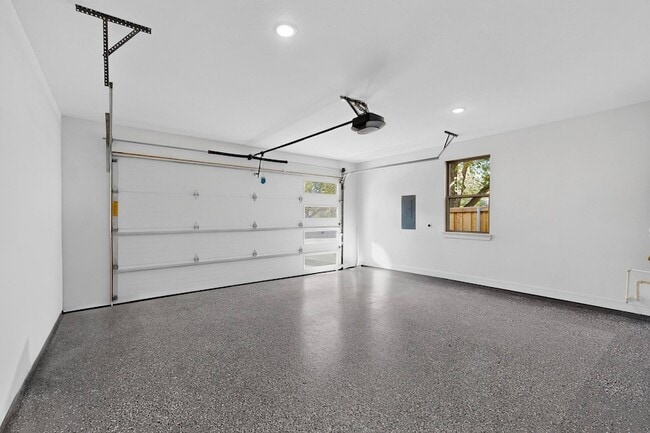 Building Photo - 1828 Highland Dr E