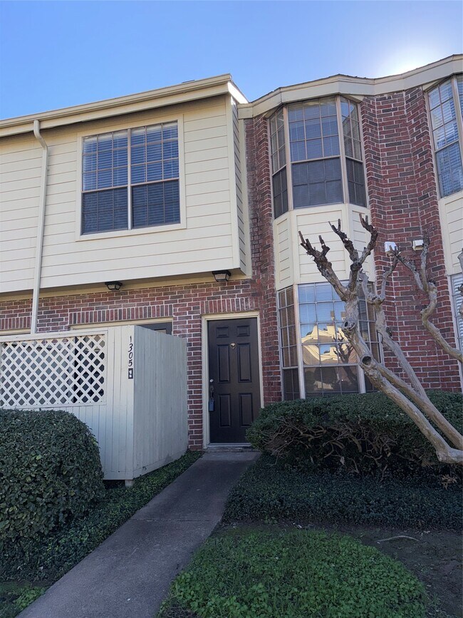 Building Photo - 2121 El Paseo St