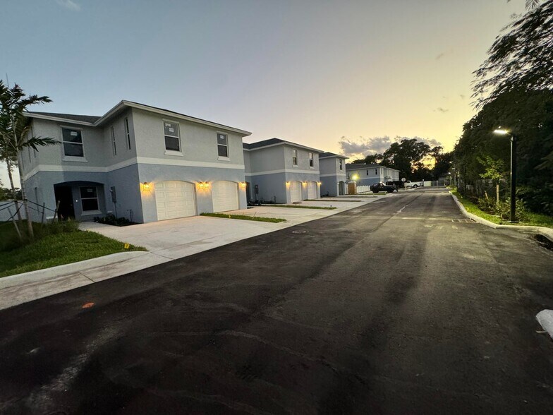 Building Photo - 3871 Patio Ct