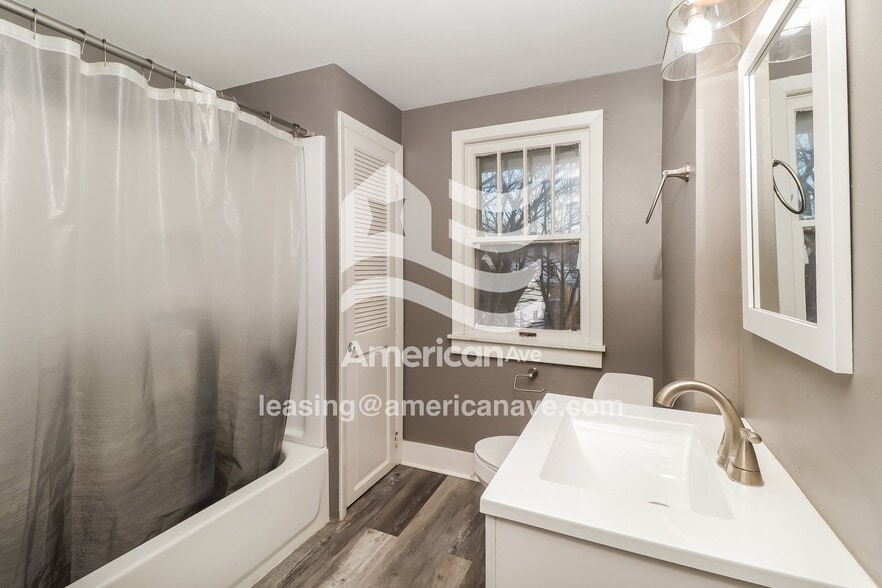 Building Photo - 1002 E Victoria St