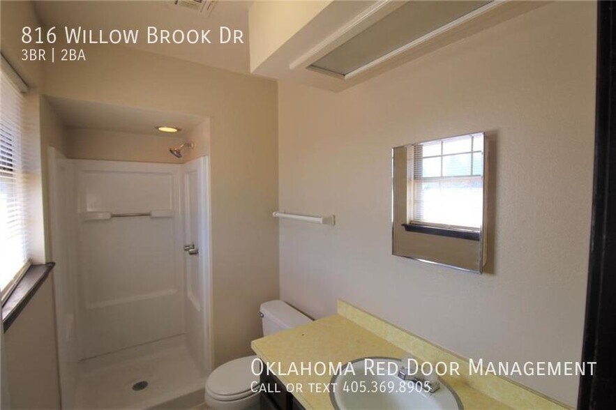 Building Photo - 816 Willow Brook Dr