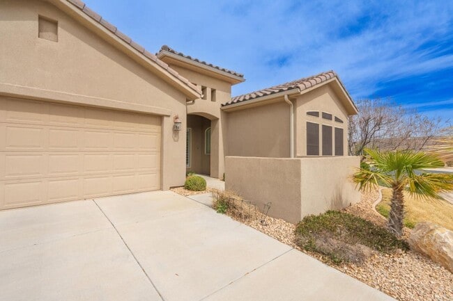 Primary Photo - Bright & Beautiful 2 Bedroom Home in Sun R...