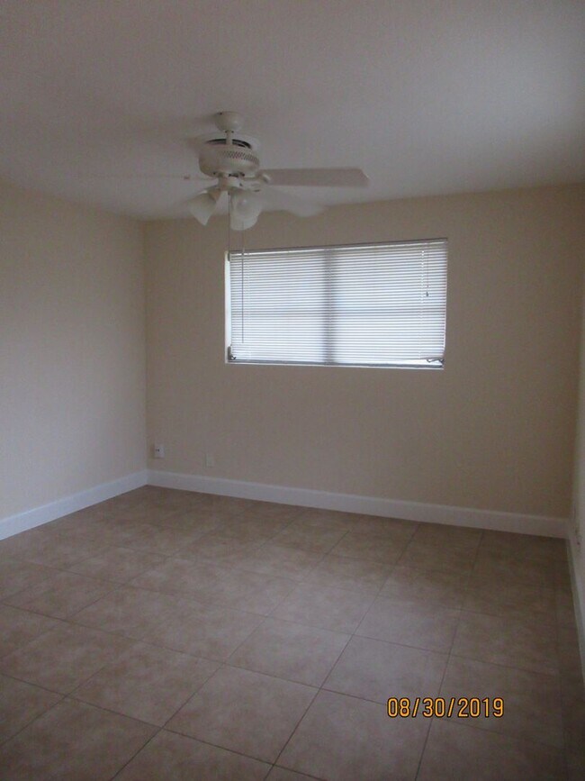 Building Photo - 4 Bedroom 2 Bath in South Daytona