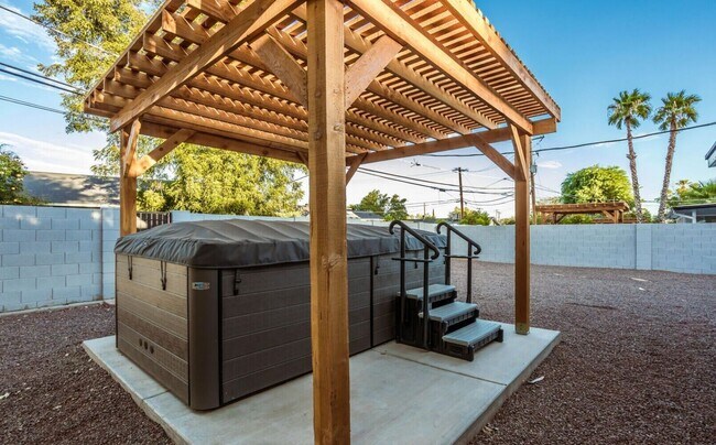 Building Photo - Biltmore District Luxury – Month-to-Month Only $4,500 (All Utilities Included!)