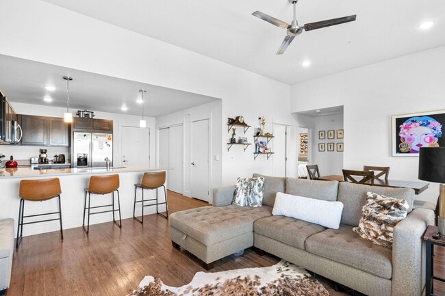 Building Photo - Top Floor-Gorgeous Unit Stunning Views-Luxury