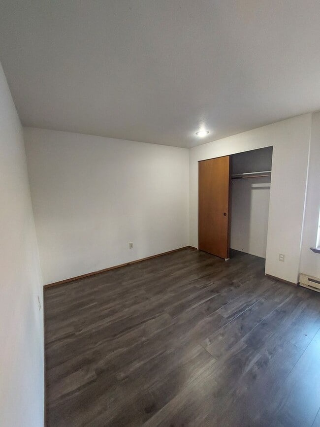 Building Photo - Great Two Bedroom in Central Location