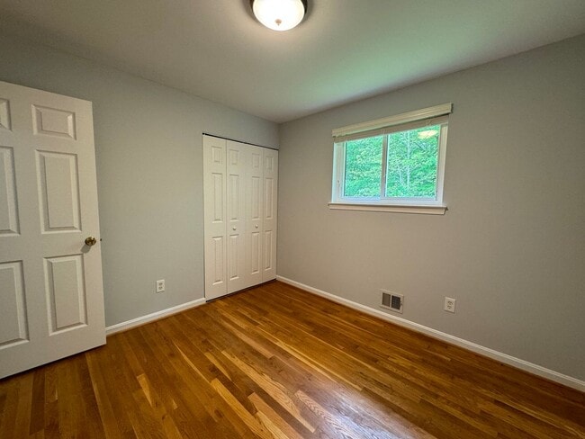 Building Photo - Sought-After 4 Bed 3 Bath L-Shaped Rambler...